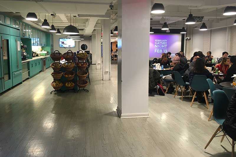 開催場所TaboolaオフィスのインテリアとGatsbyMeetupの様子